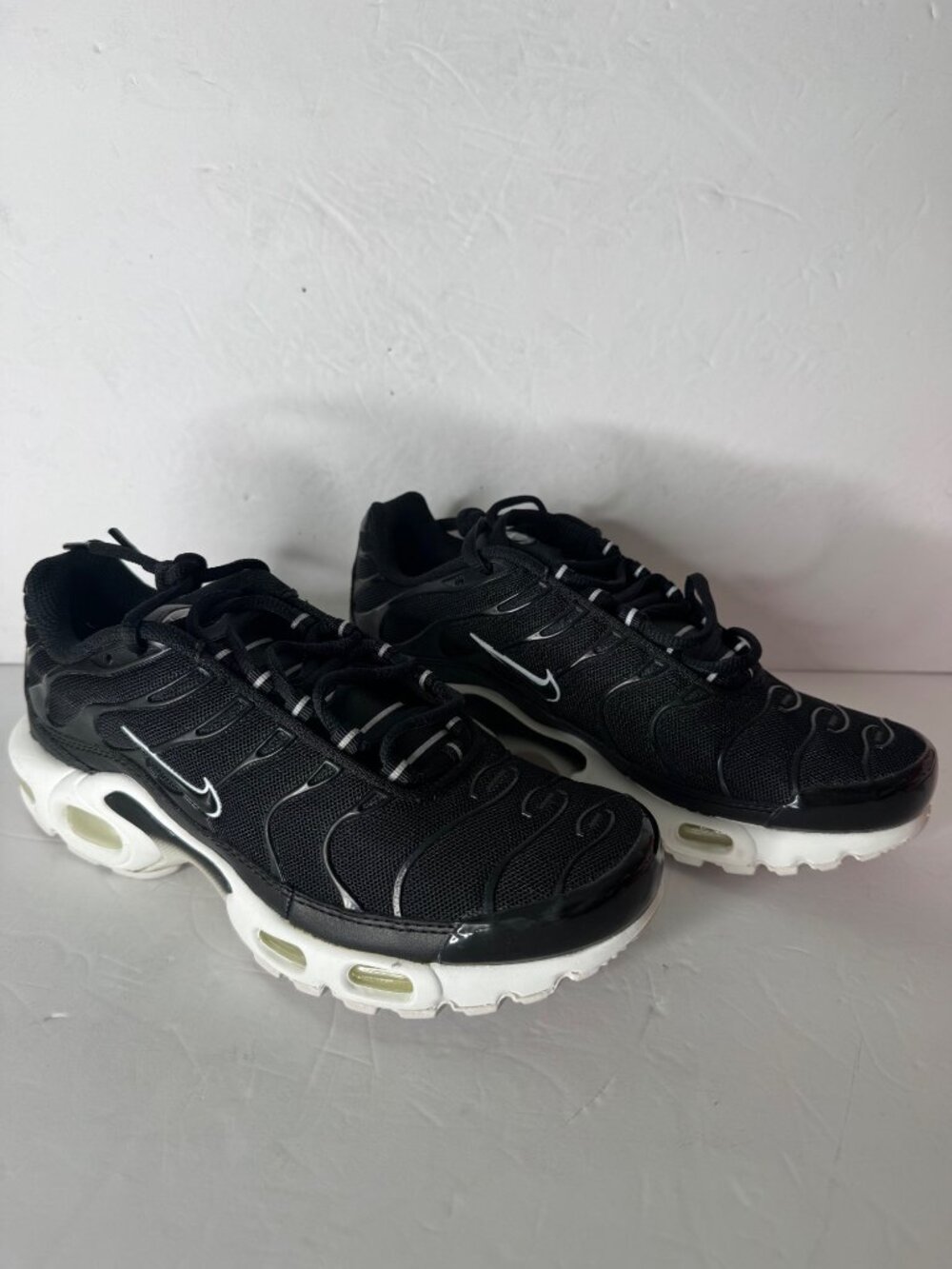 Nike Air Max Plus Sneakers Shoes Women's US 6.5 EU 37.5 NIB Black White - Picture 3 of 8